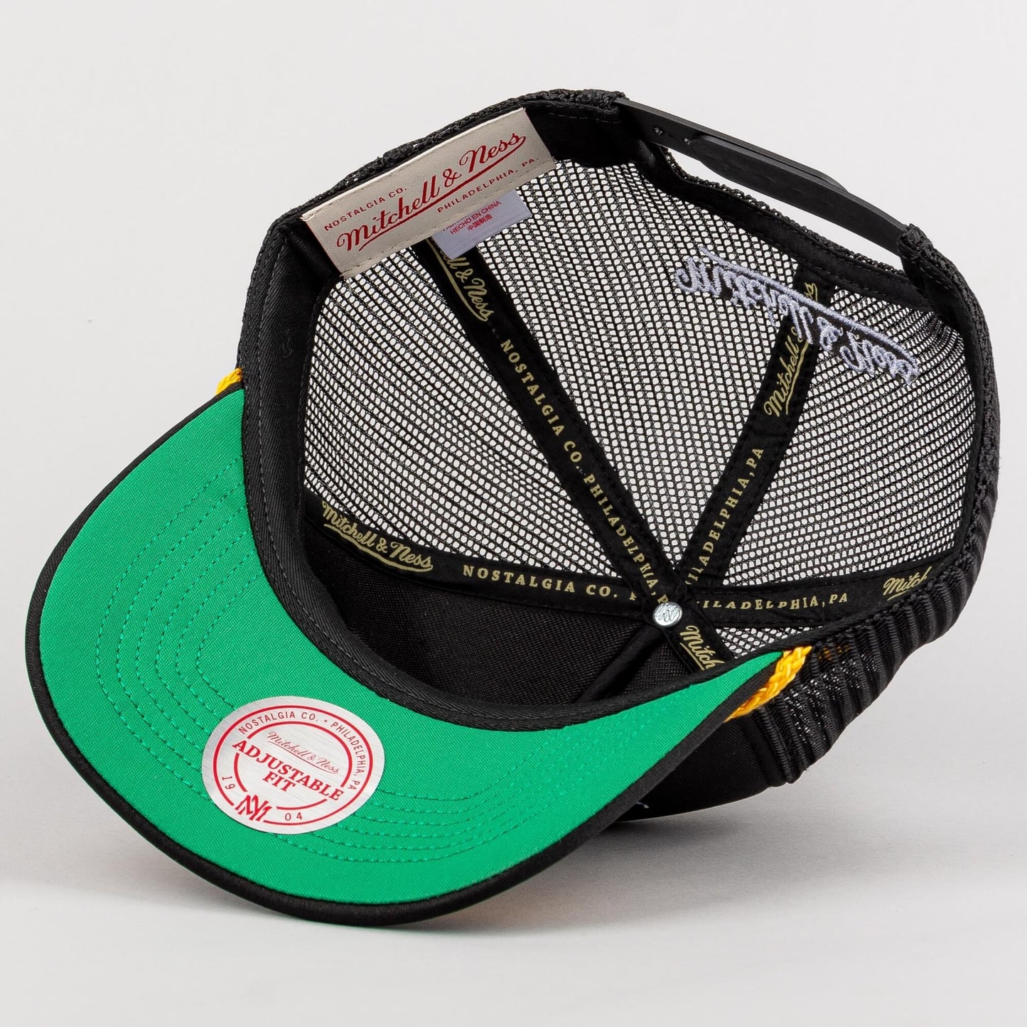 Šiltovka so sieťkou Mitchell & Ness NBA Gold Leaf Brooklyn Nets čierna