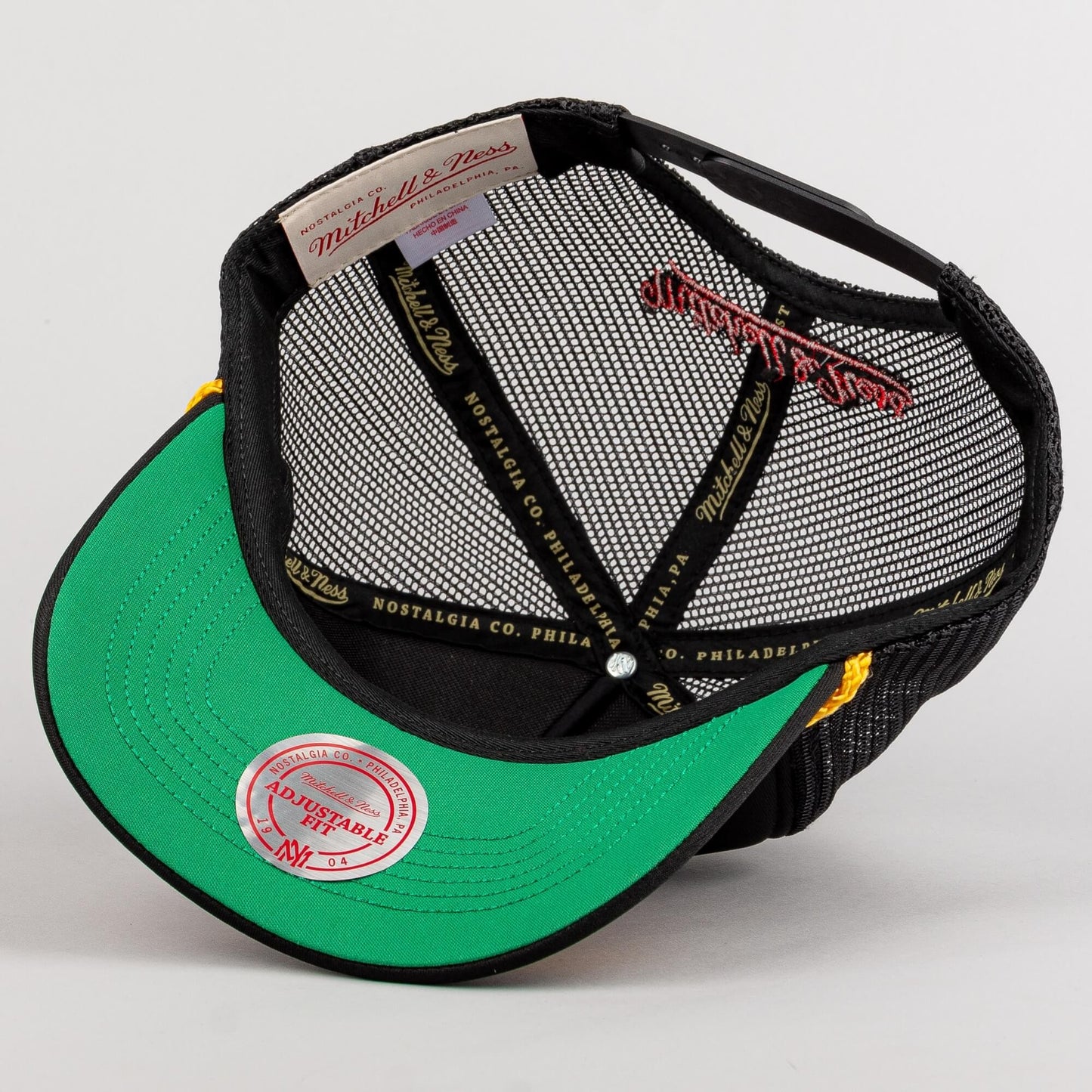 Šiltovka so sieťkou Mitchell & Ness NBA Gold Leaf HWC Chicago Bulls čierna