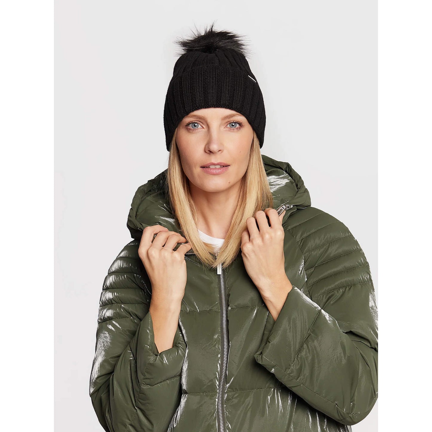 Zimná čiapka s brmbolcom Converse Pom Beanie čierna