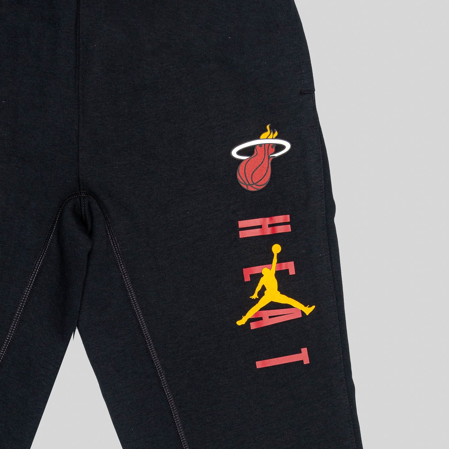 Detské tepláky Jordan NBA Nk Courtside Statement Pant - 8-20Y - Miami Heat čierne