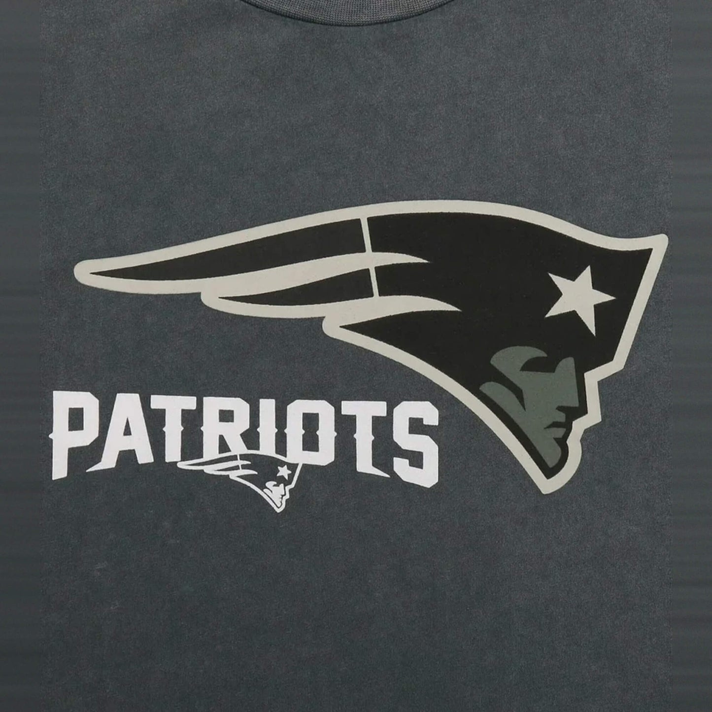 Tričko RE:COVERED x NFL New England Patriots Gray Logo šedé