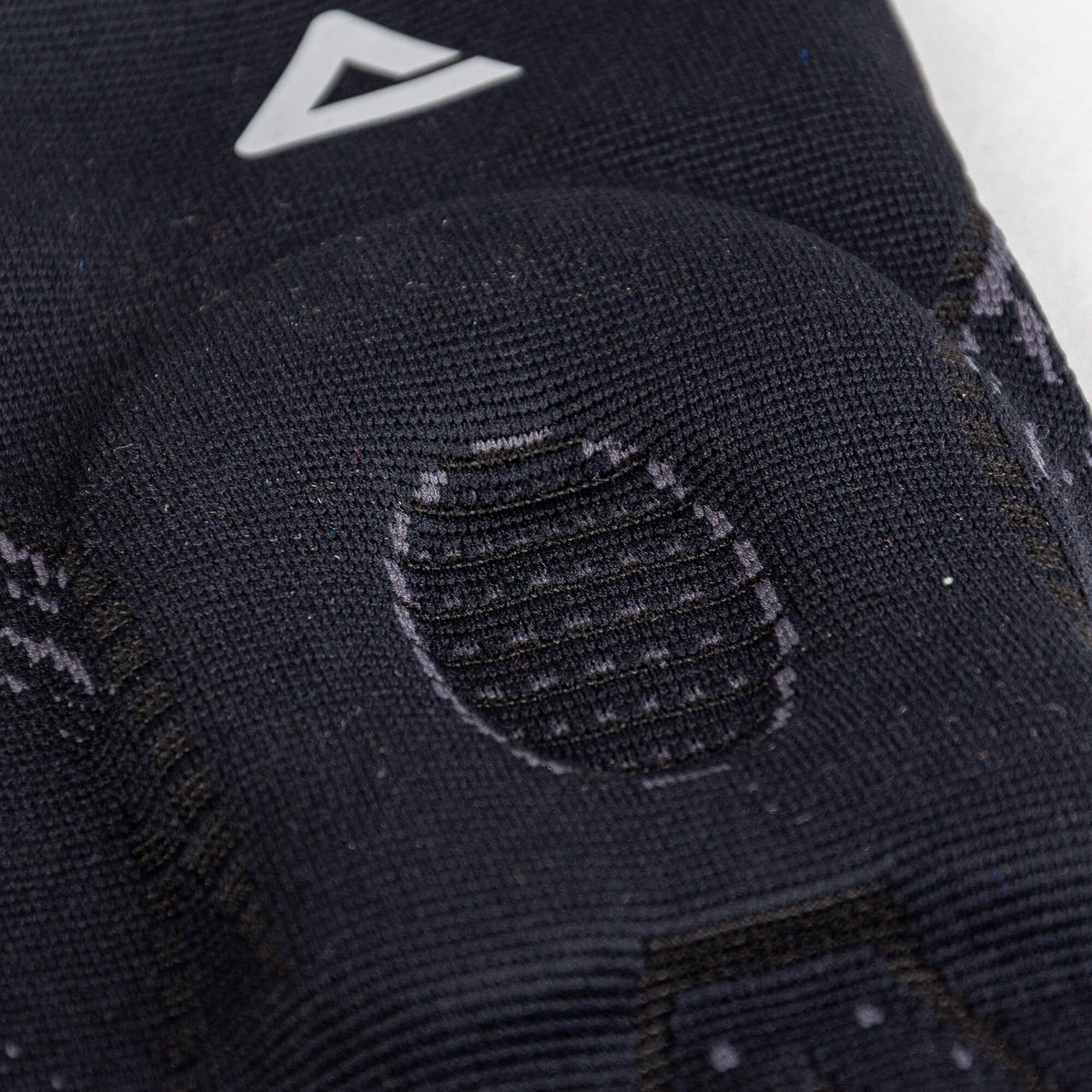Chránič kolena s oporou PEAK Knee Pad čierny
