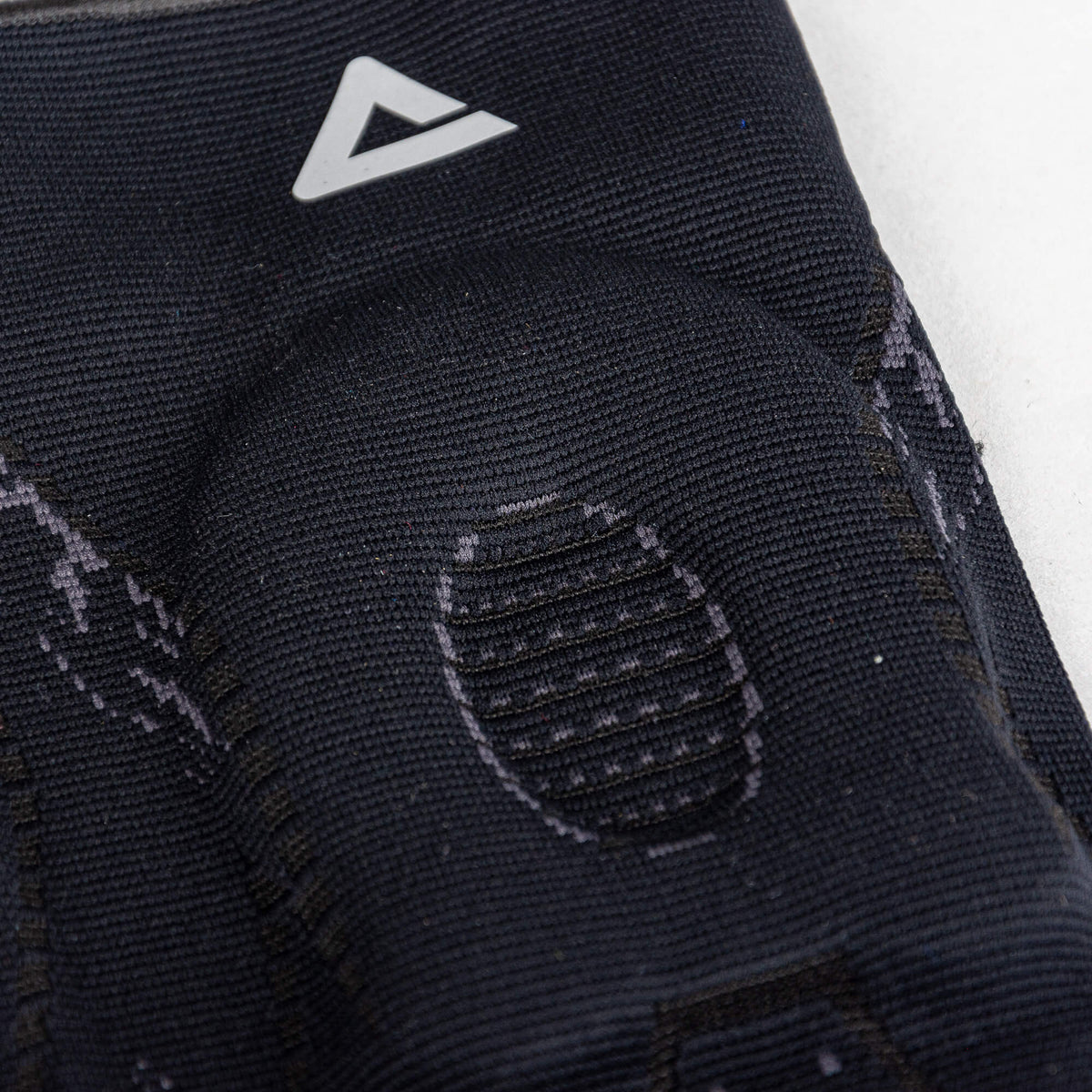 Chránič kolena s oporou PEAK Knee Pad čierny