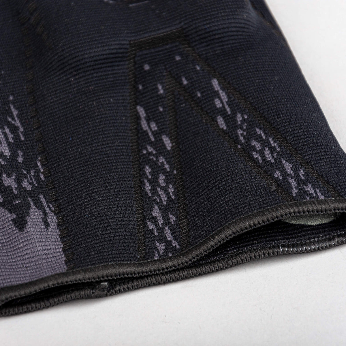 Chránič kolena s oporou PEAK Knee Pad čierny