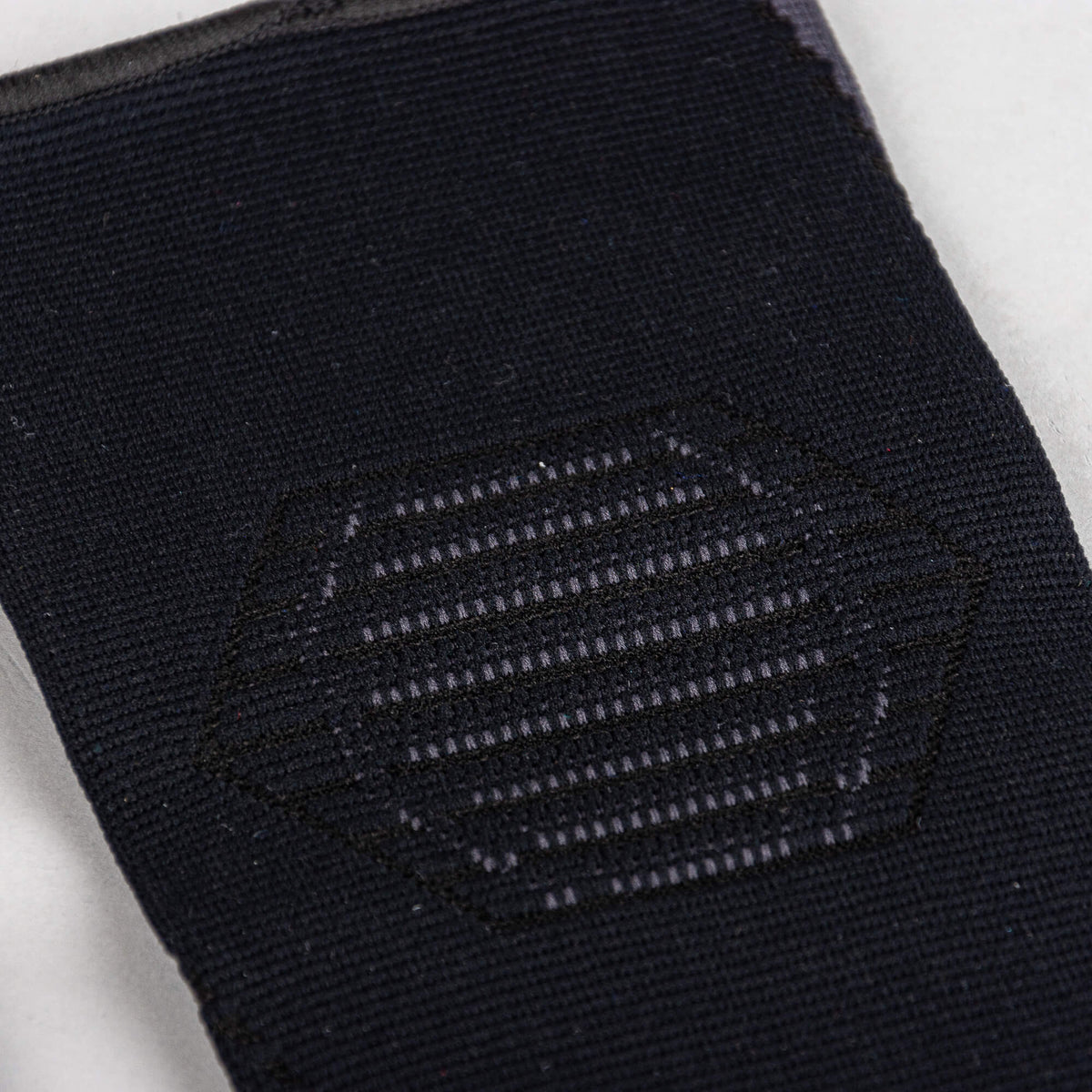 Elastický chránič lakťa PEAK Elbow Protector čierny