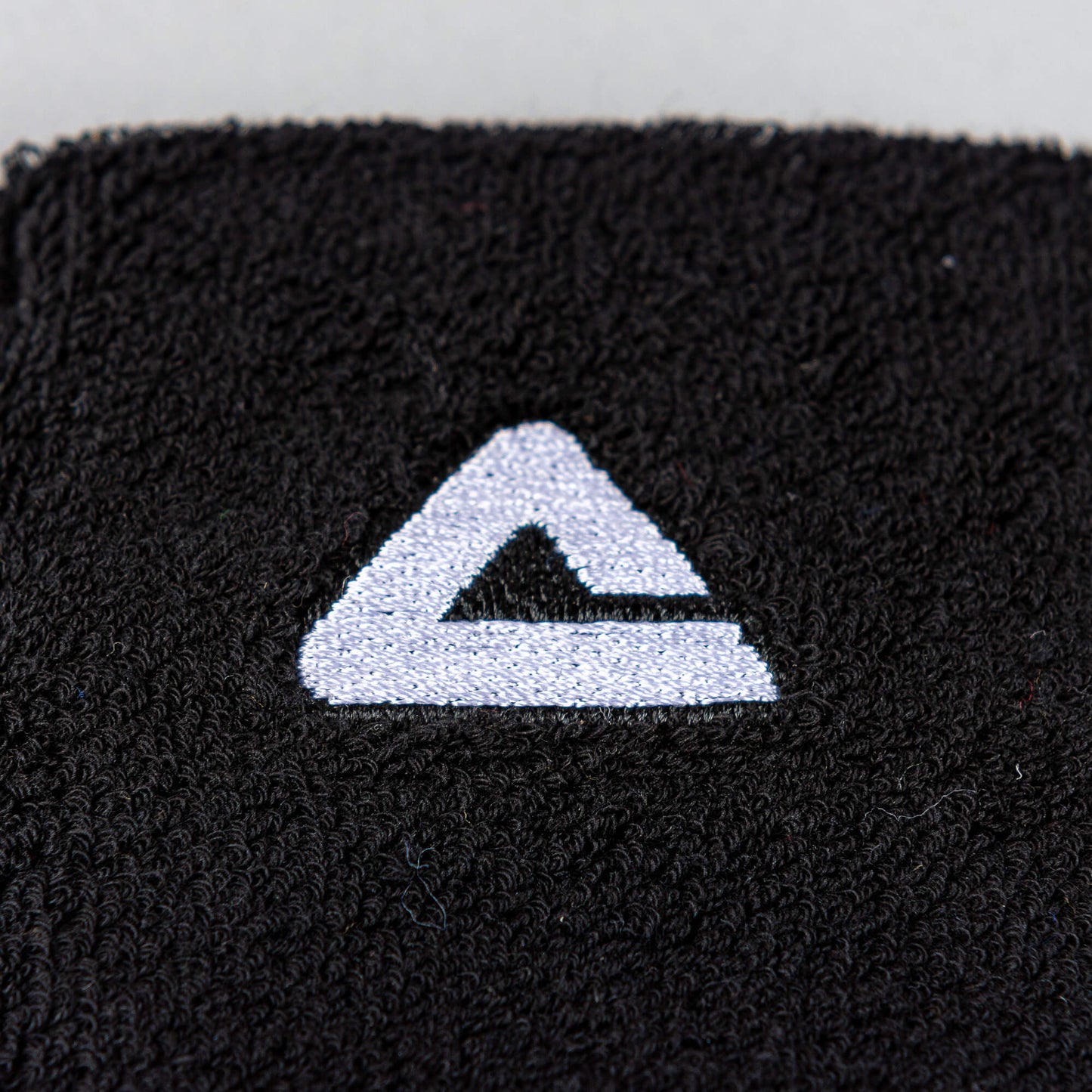 Potítko Peak Wristband (8x8 cm) čierne