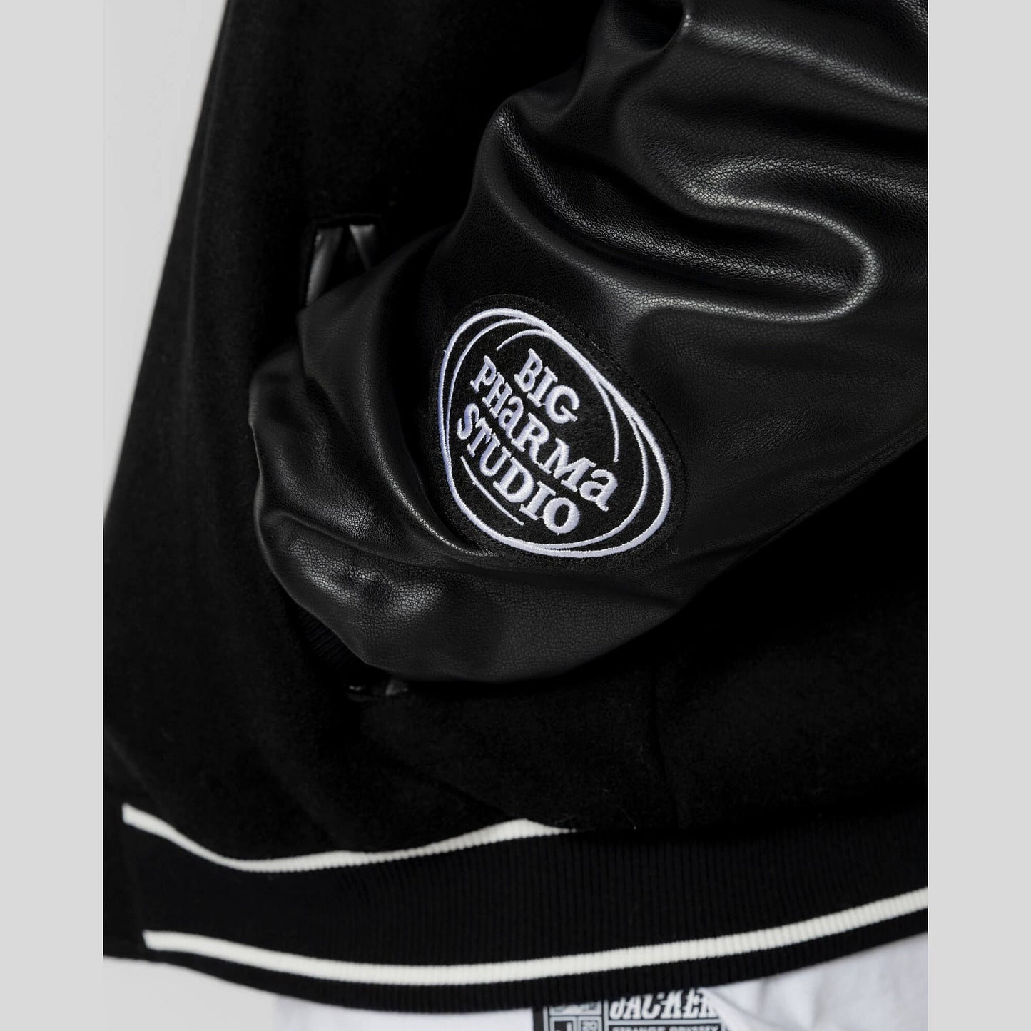 Bunda bomber Jacker Big Pharma Varsity Jacket Black čierna