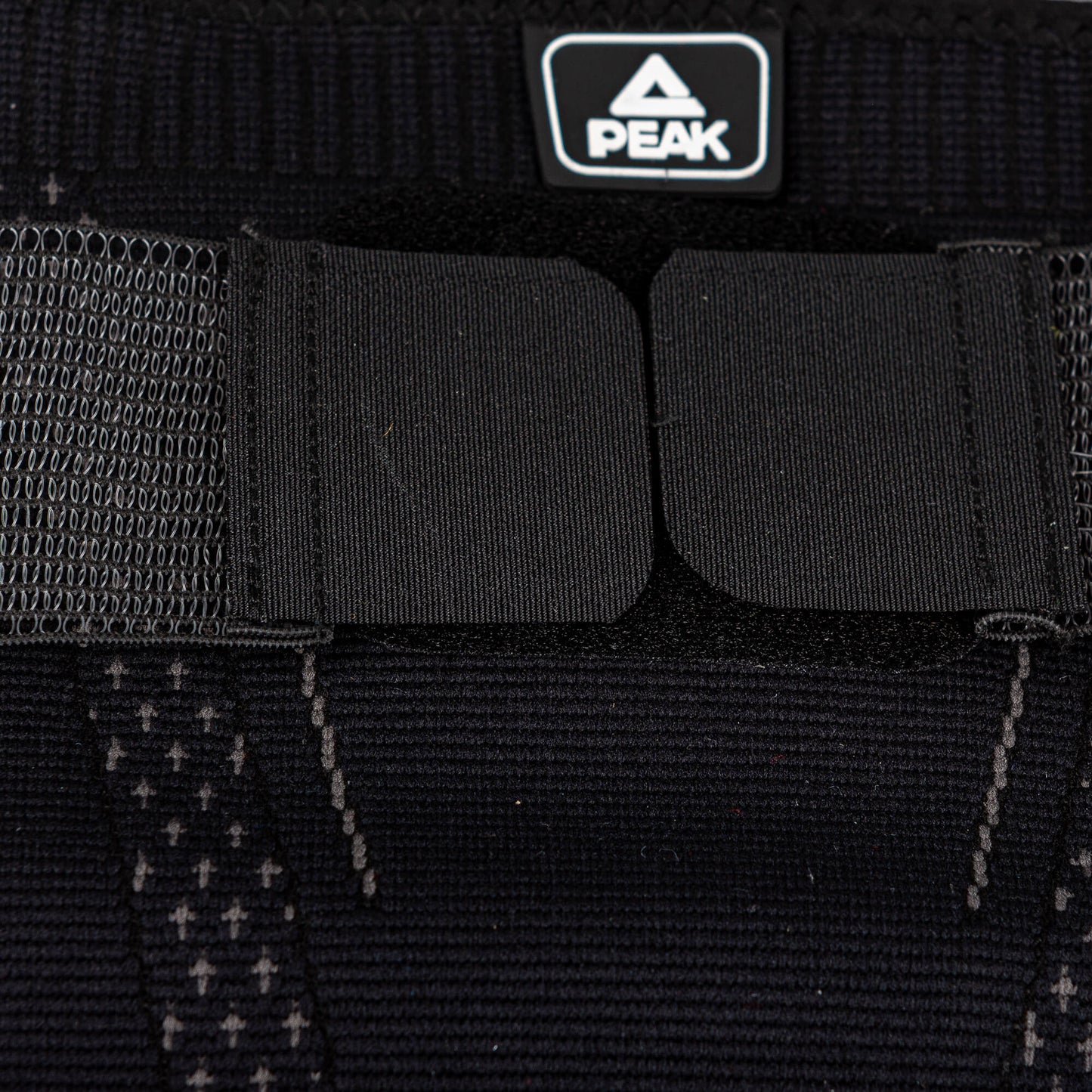 Elastický chránič kolena Peak Knee Protector čierny
