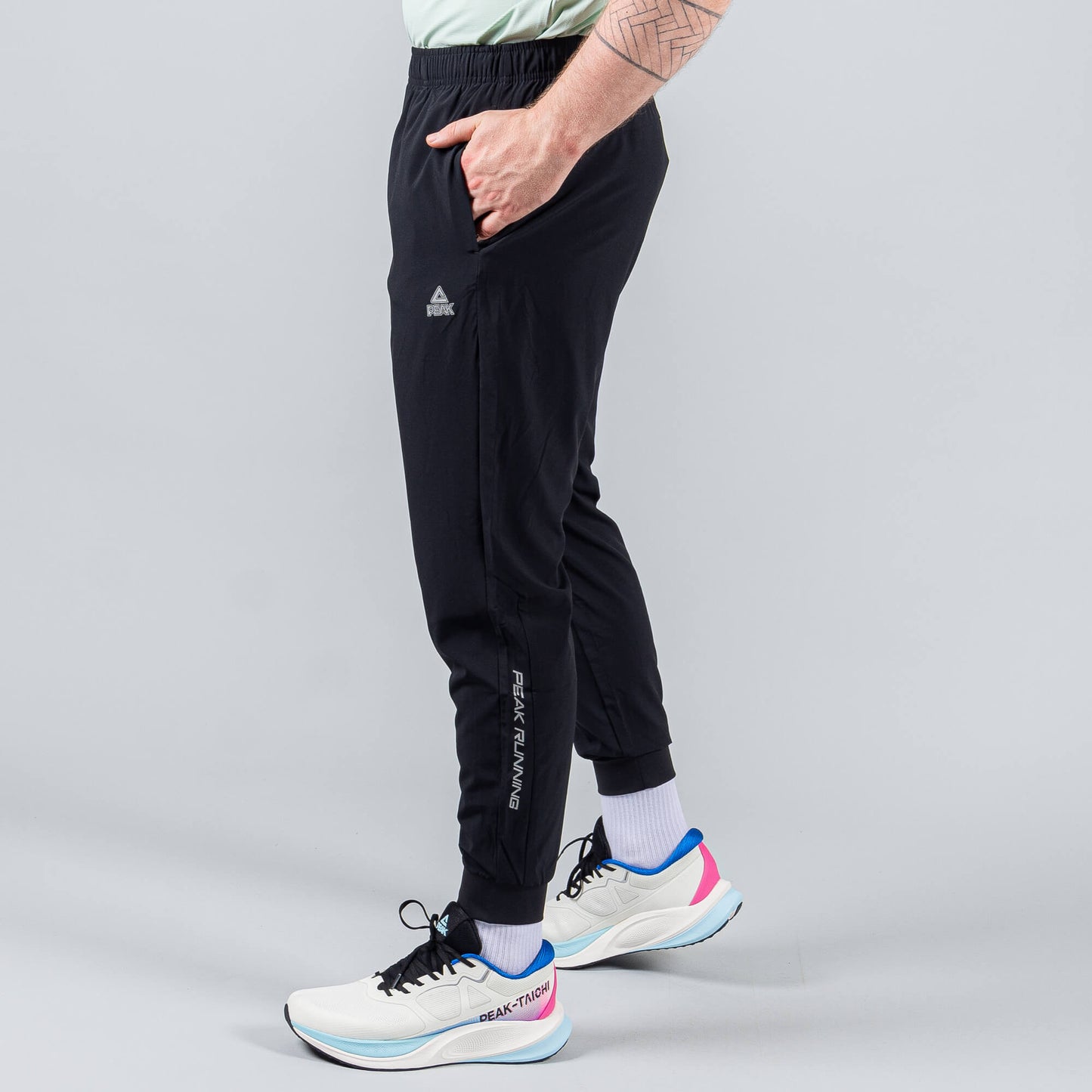 Bežecké tepláky PEAK P-DRY čierne BLACK