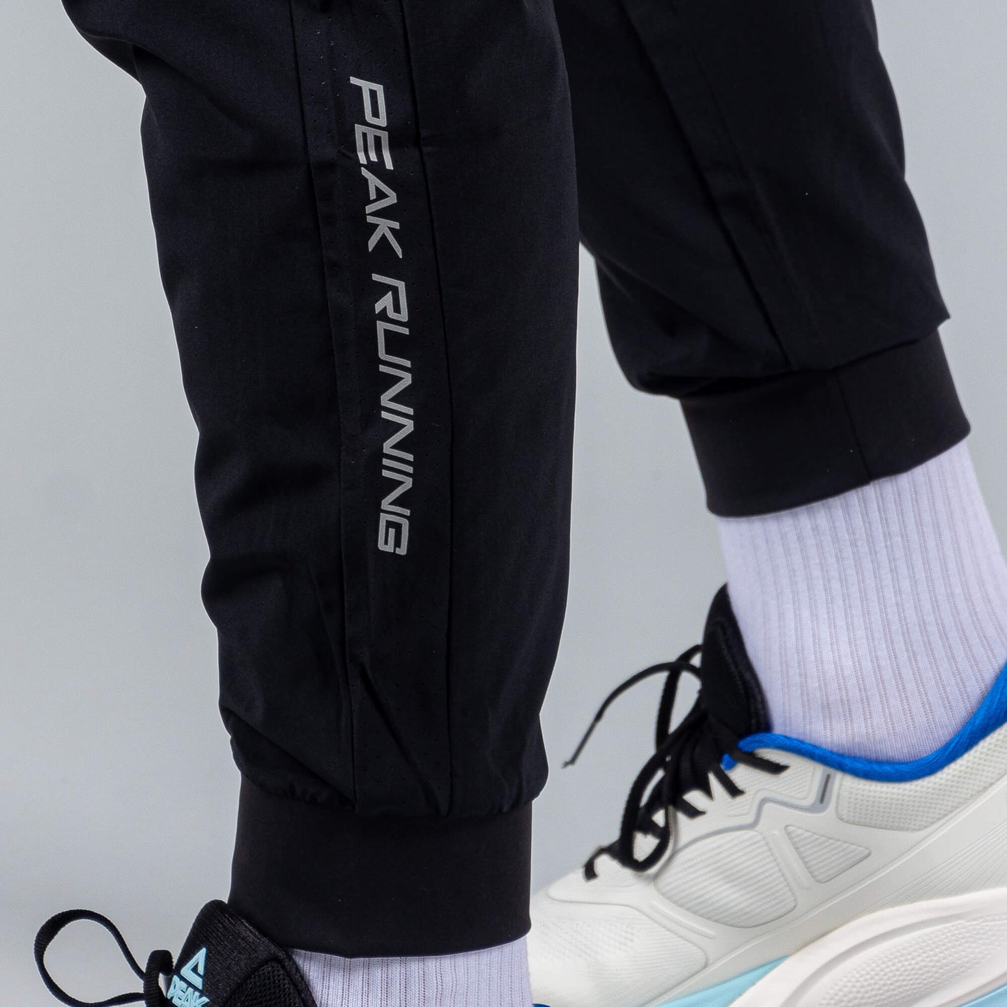 Bežecké tepláky PEAK P-DRY čierne BLACK