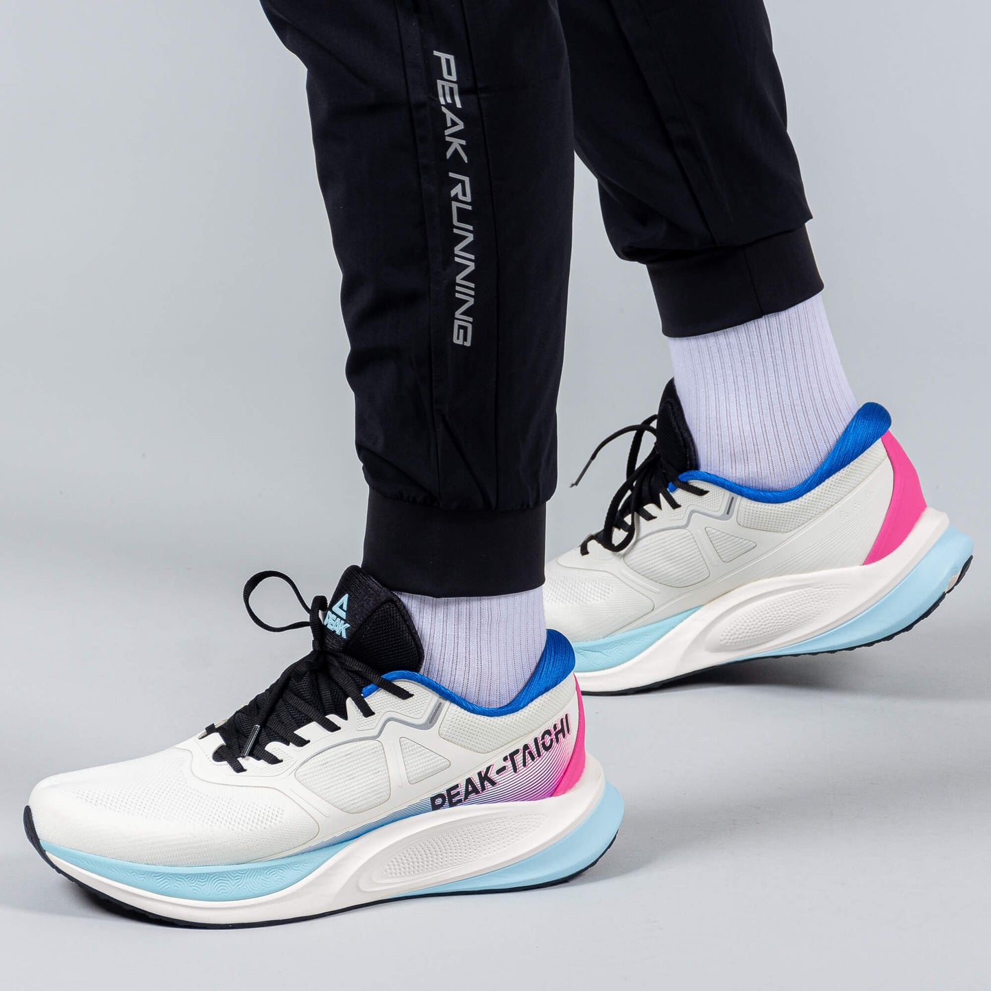 Bežecké tepláky PEAK P-DRY čierne BLACK