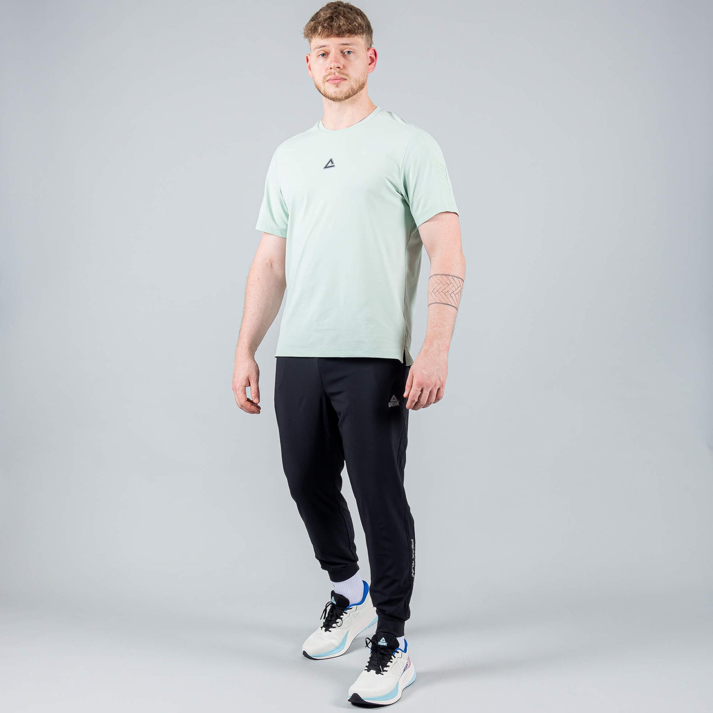 Bežecké tepláky PEAK P-DRY čierne BLACK