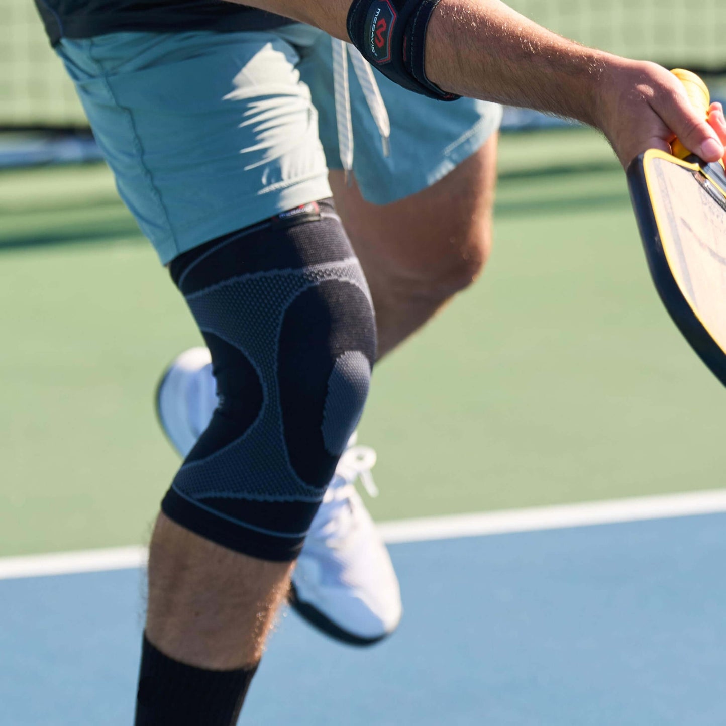 Návlek na koleno McDAVID Knee Sleeve / 4-Way Elastic With Gel Buttress Black