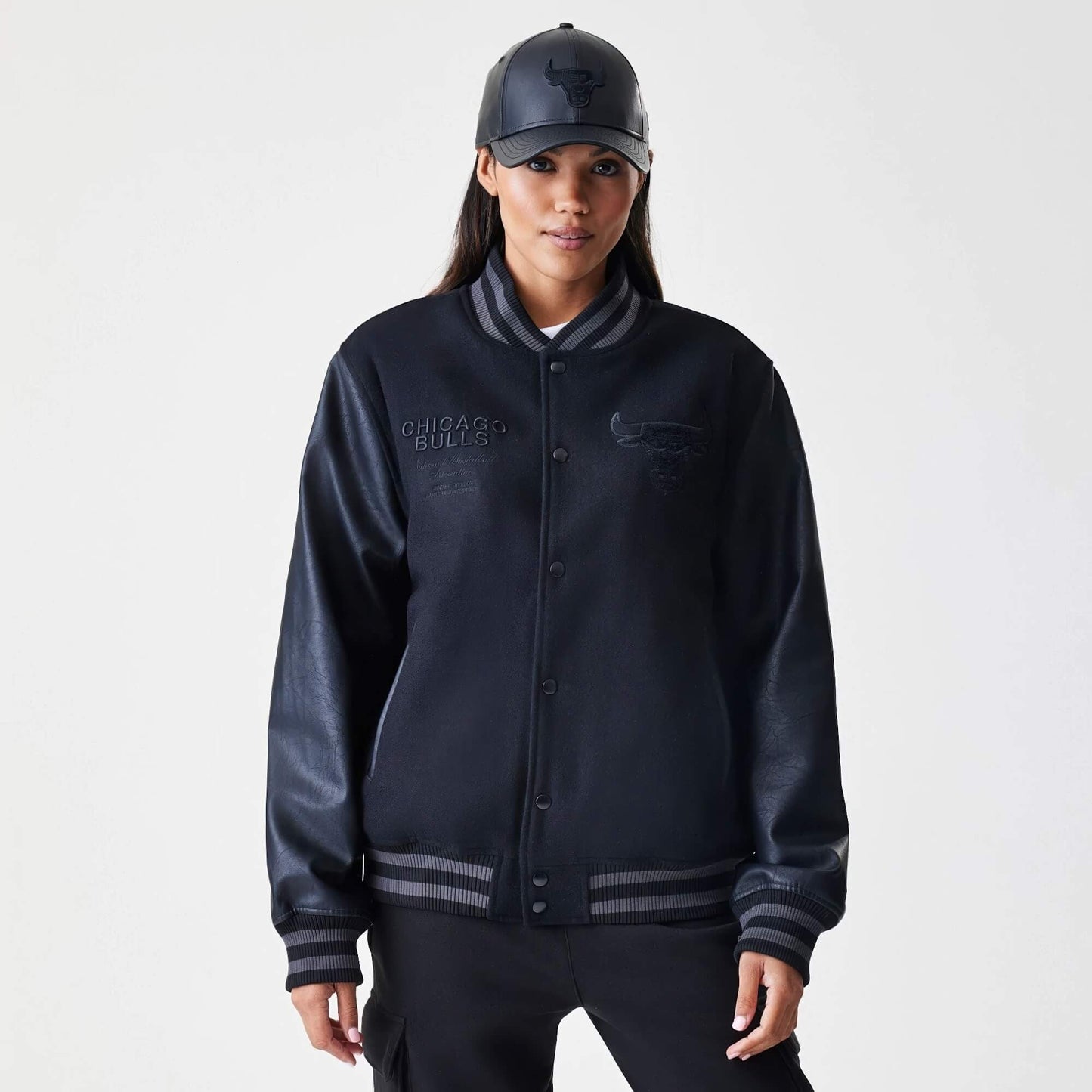 Bunda NEW ERA Chicago Bulls NBA Tonal Black Varsity Jacket čierna