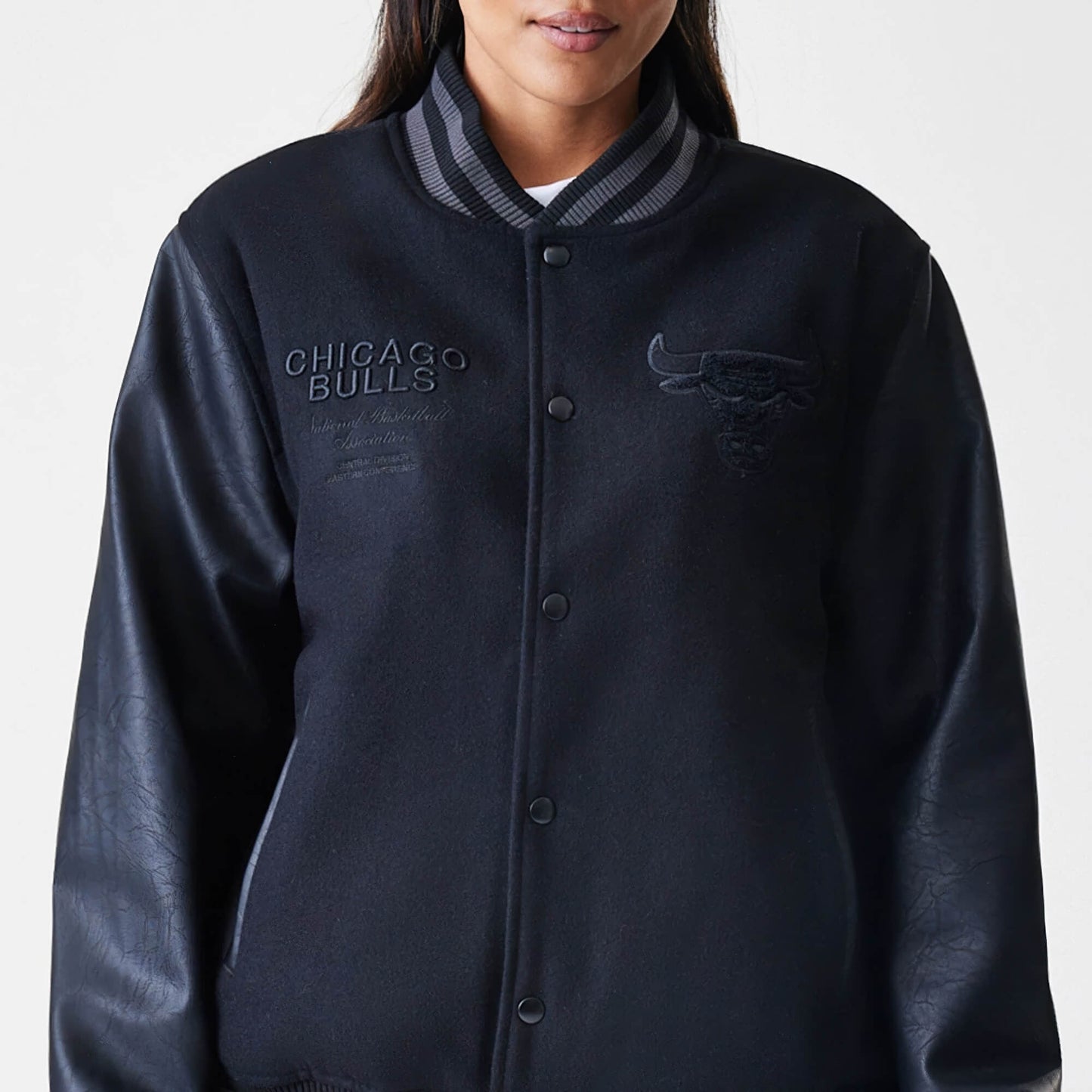 Bunda NEW ERA Chicago Bulls NBA Tonal Black Varsity Jacket čierna