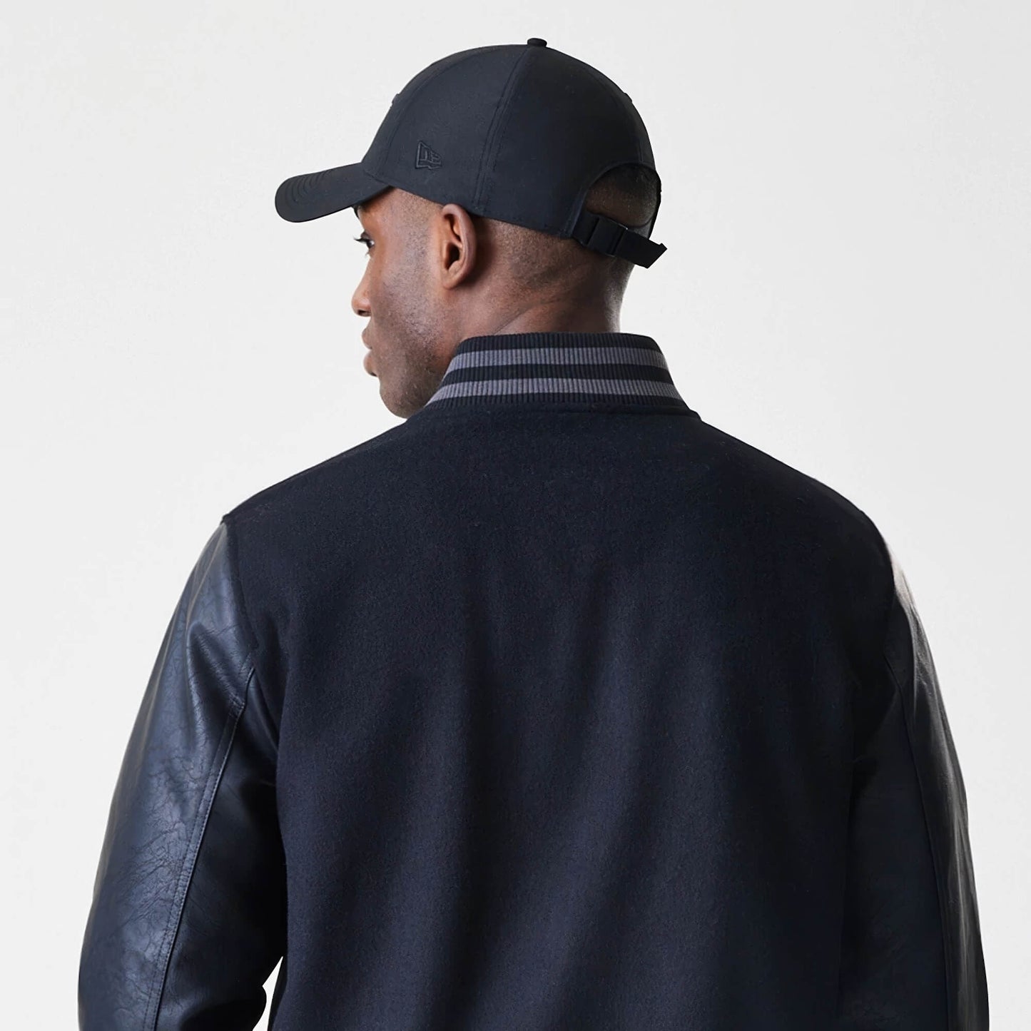 Bunda NEW ERA Chicago Bulls NBA Tonal Black Varsity Jacket čierna