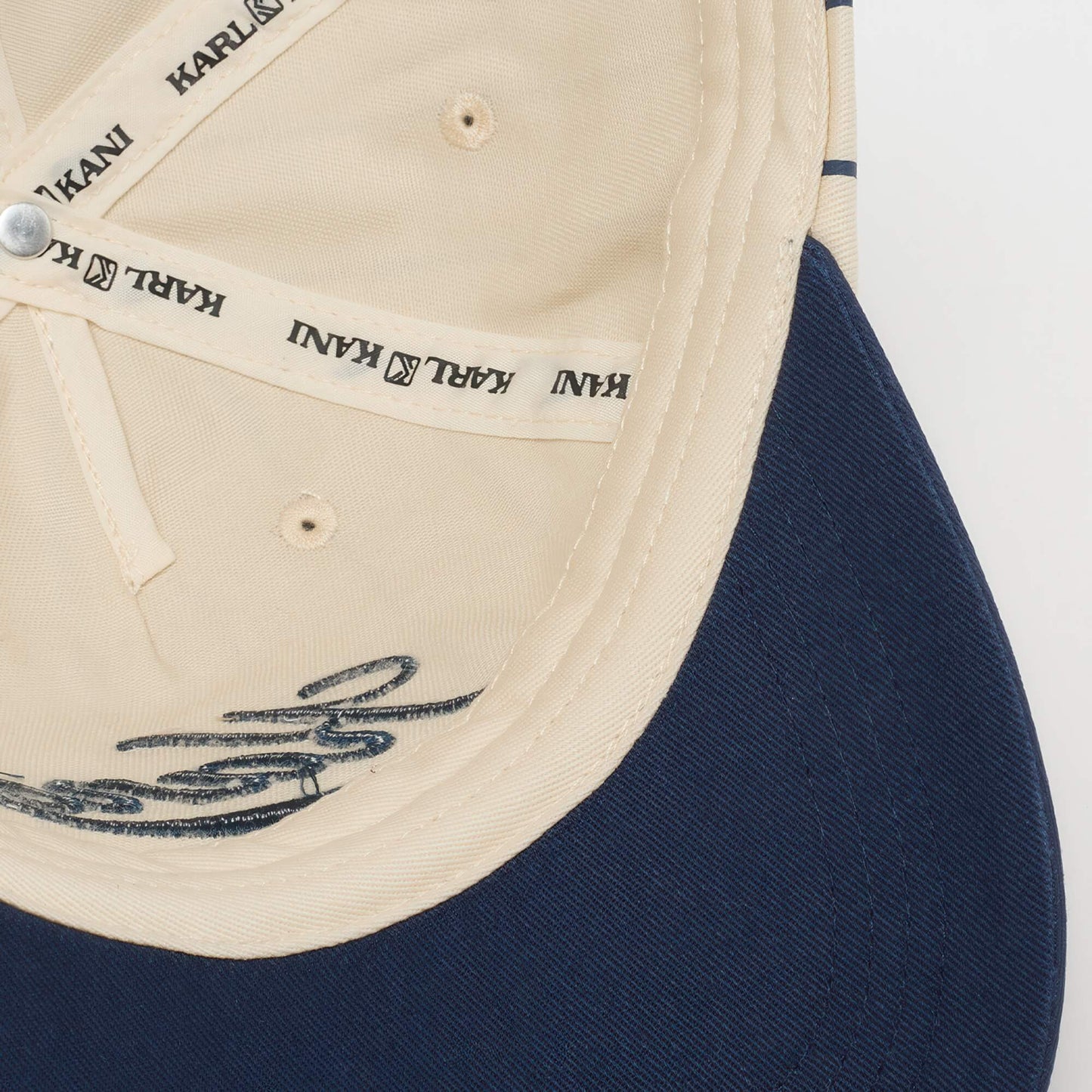 Šiltovka Karl Kani Cursive Varsity Pinstripe Baseball Cap krémová biela