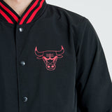 New Era Bunda NBA Team App Pop Logo Varsity Chicago Bulls Black