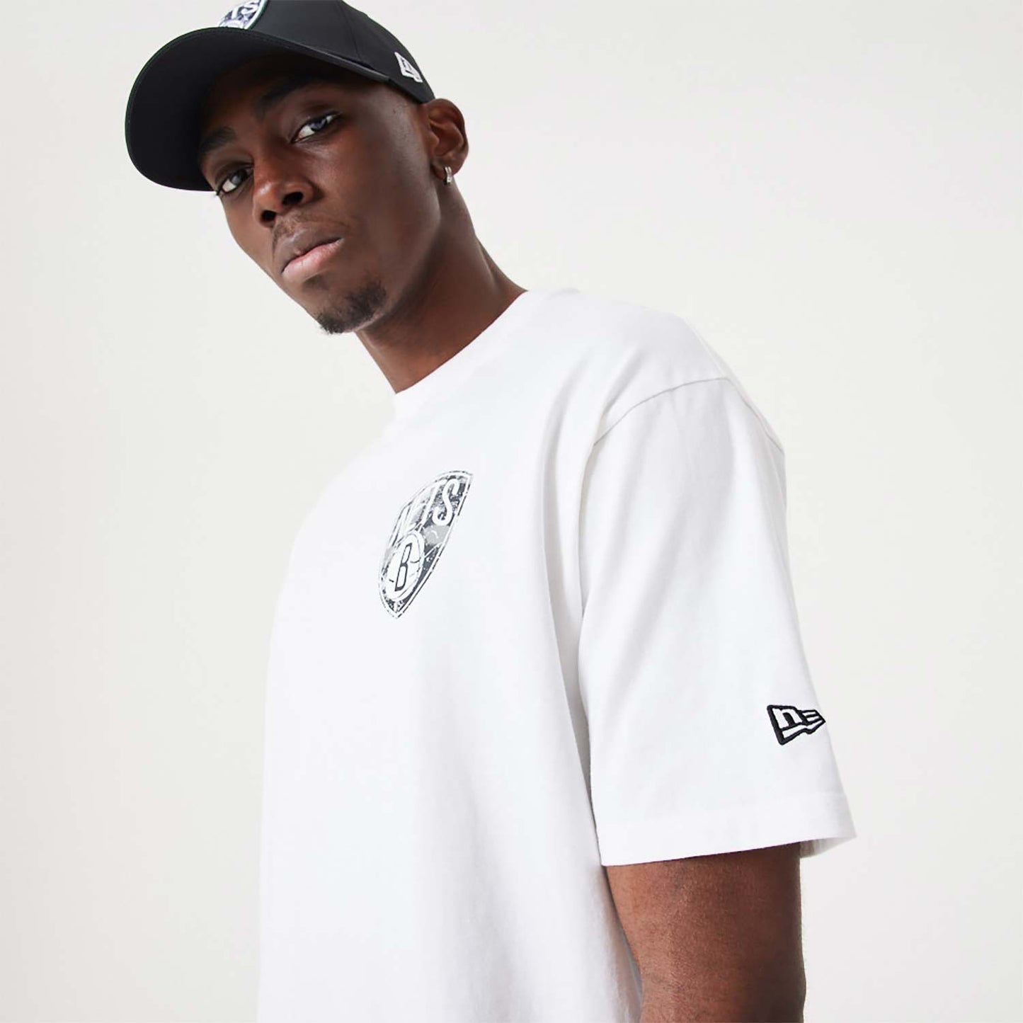 NEW ERA Brooklyn Nets NBA Infill Team Logo White Oversized T-Shirt White